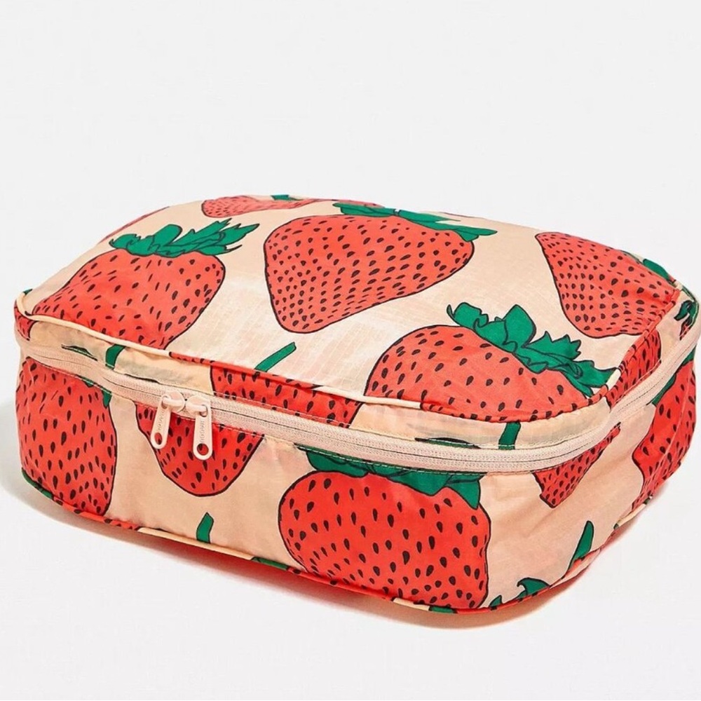 NWOT Baggu Packing Cube Large - Strawberry (Backyard Fruit)